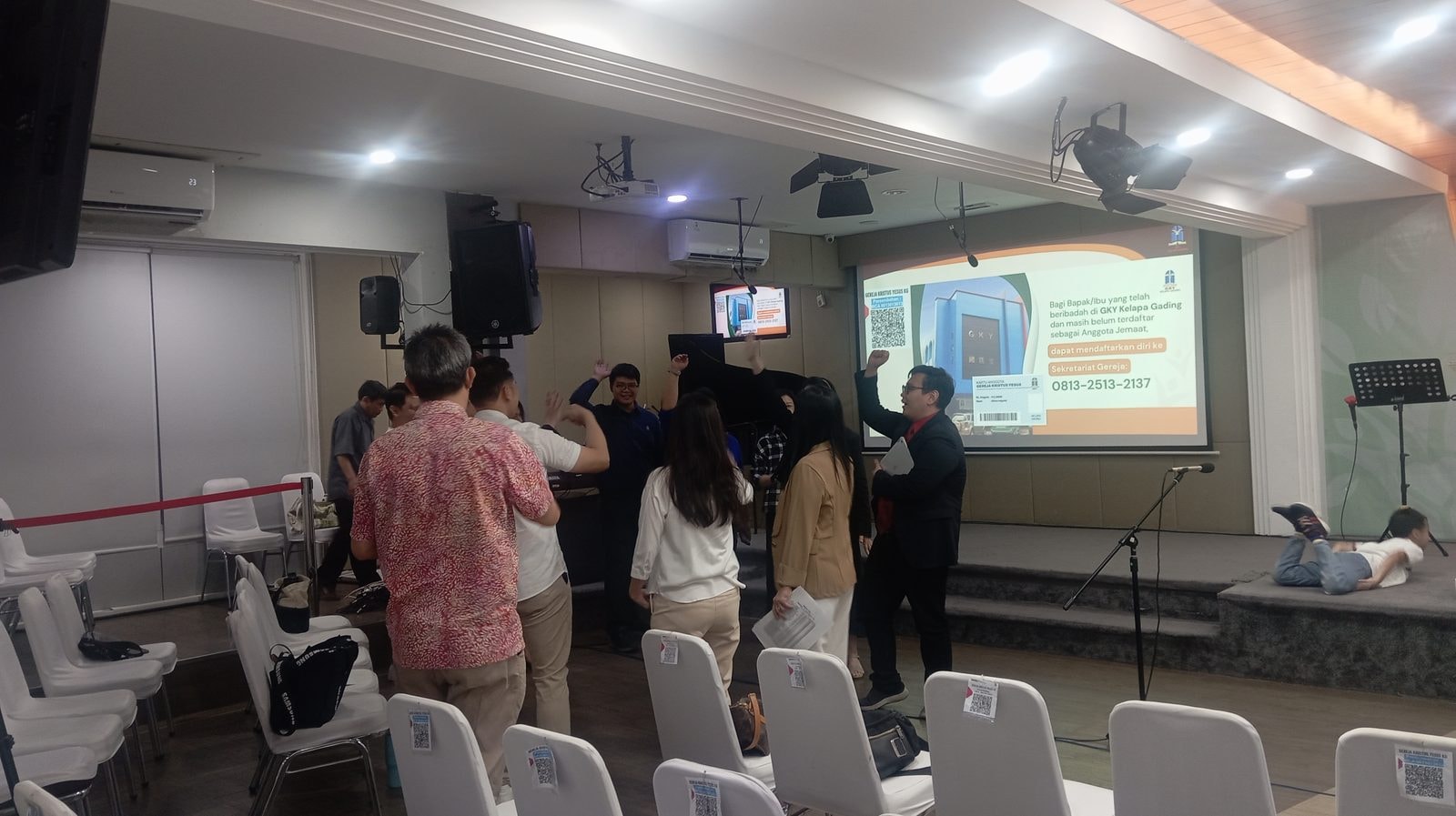 Jemaat GKY Kelapa Gading dalam ibadah