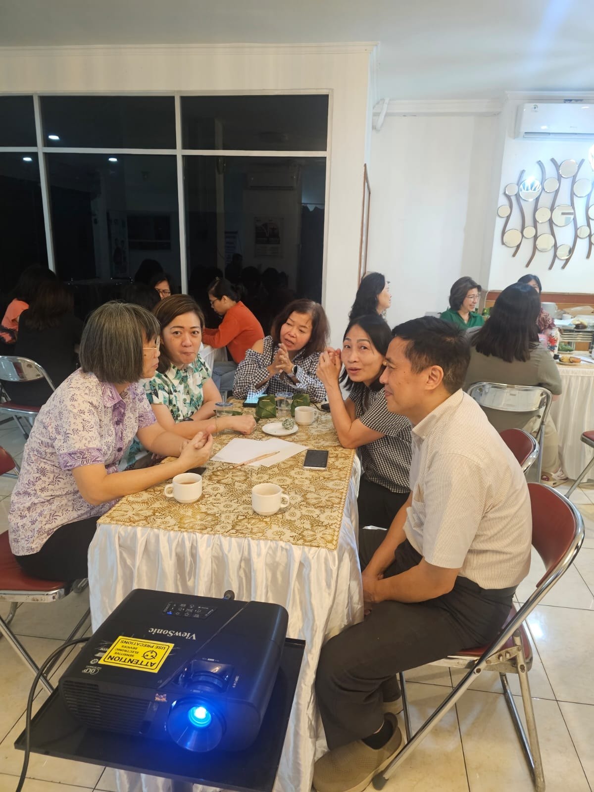 Jemaat GKY Kelapa Gading berdoa