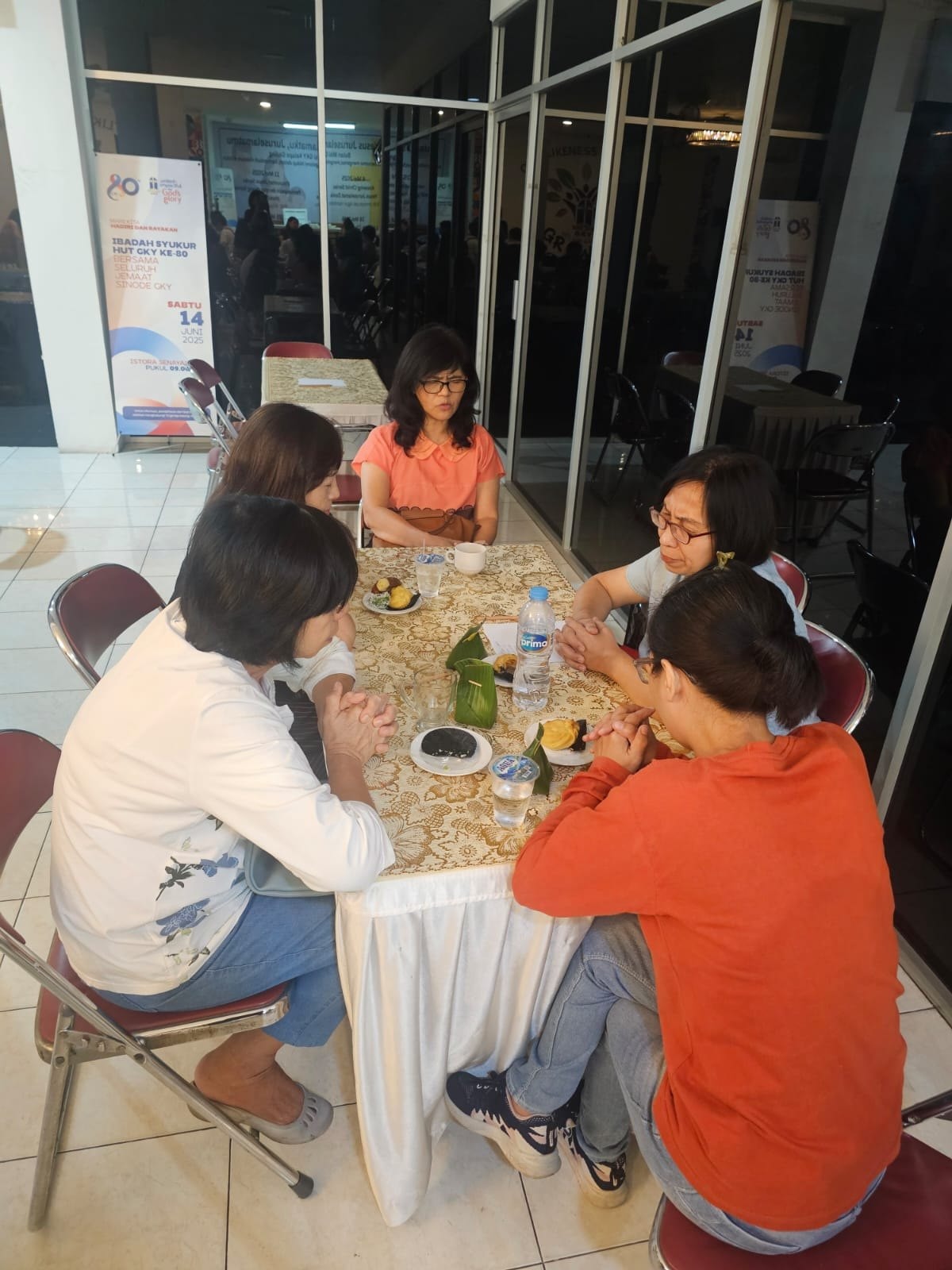 Jemaat GKY Kelapa Gading berdoa
